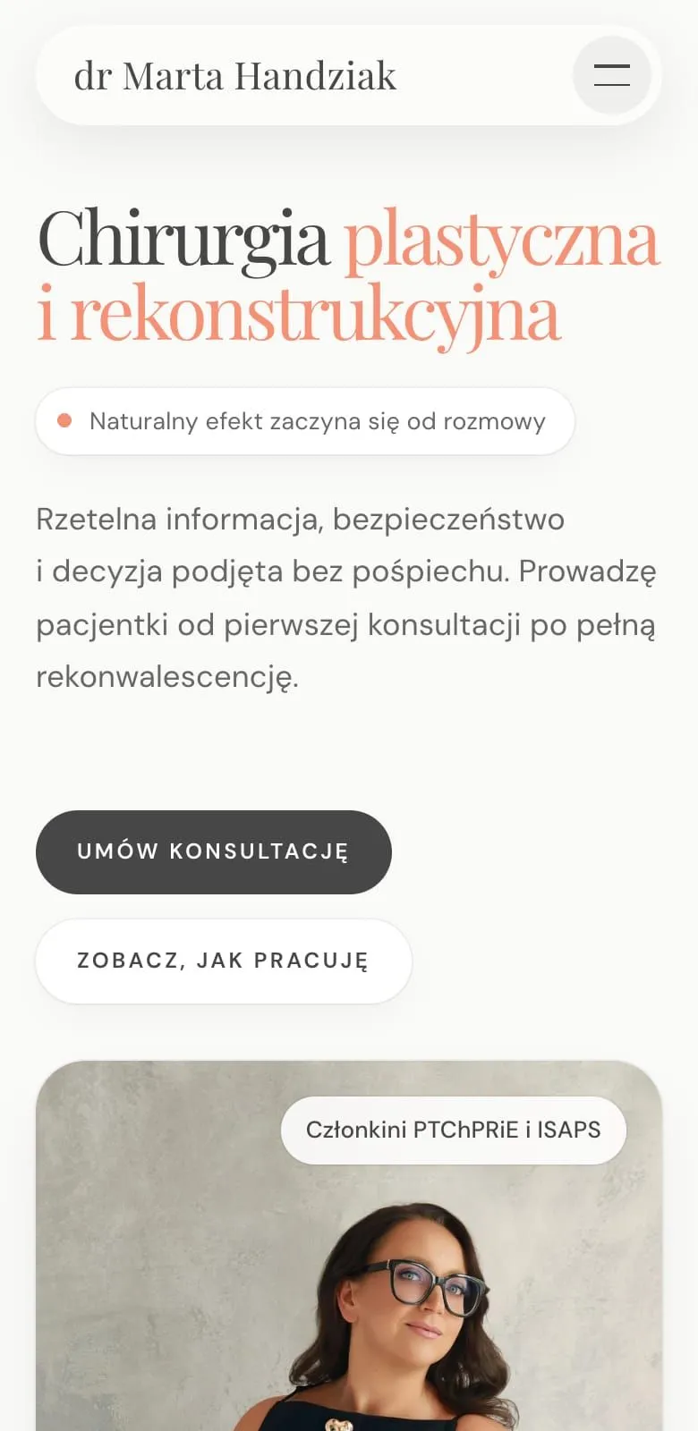 The opening screen on a phone. The heading “Plastic and reconstructive surgery” in Polish, the introduction, two stacked buttons and the top of the surgeon's portrait.